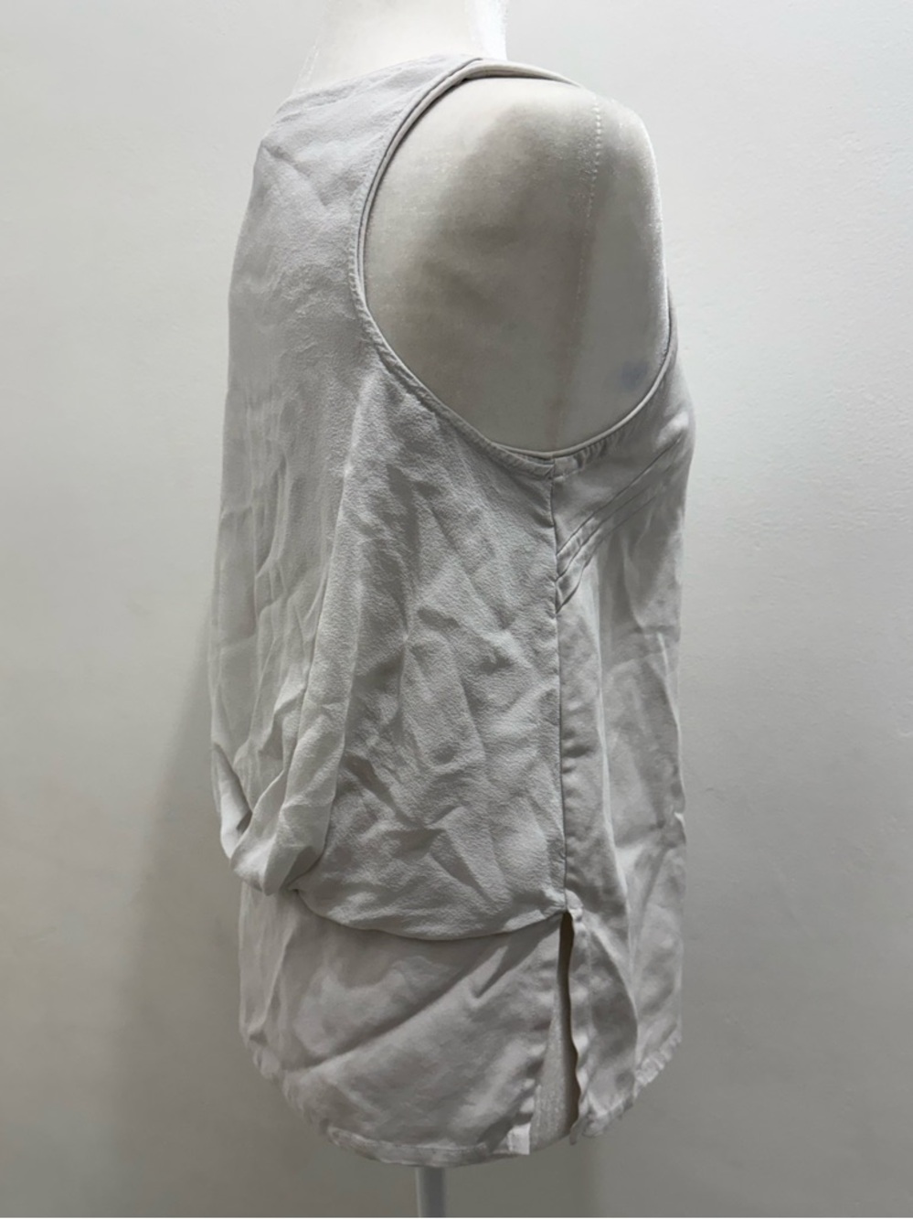 Et Eais 100% Silk Women's Sleeveless V-Neck Camisole Light Gray Size Small EUC - Picture 4 of 5